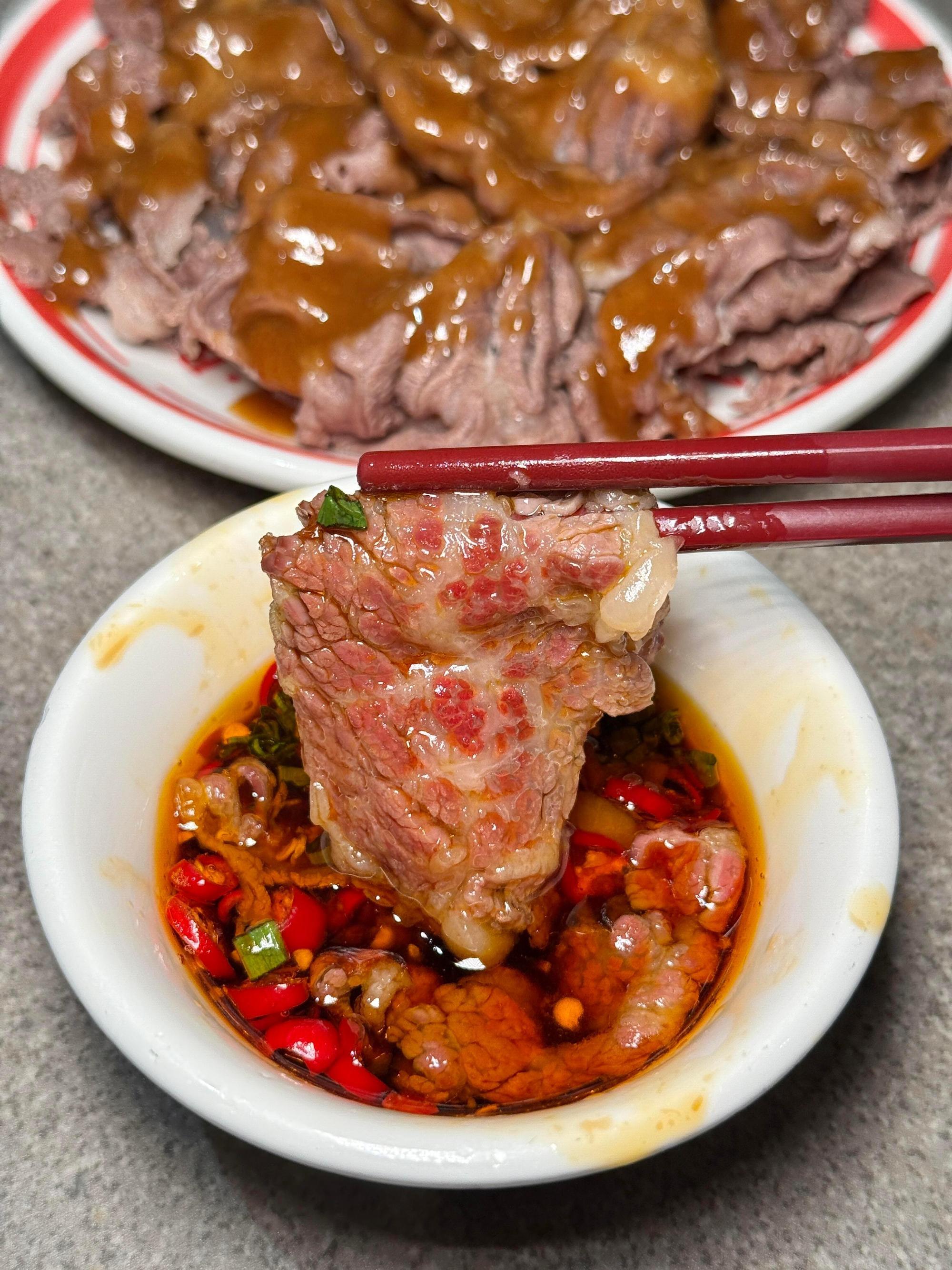 新鲜牛肉烫10秒到底够不够这话题一本正经告诉我们新鲜牛肉烫 10秒能不能吃，结果
