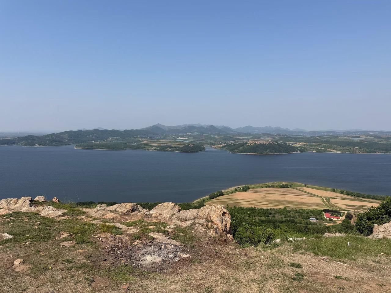 会当凌绝顶，一览众山小。西岳崚嶒竦处尊，诸峰罗立似儿孙。安得仙人九节杖，拄到玉女