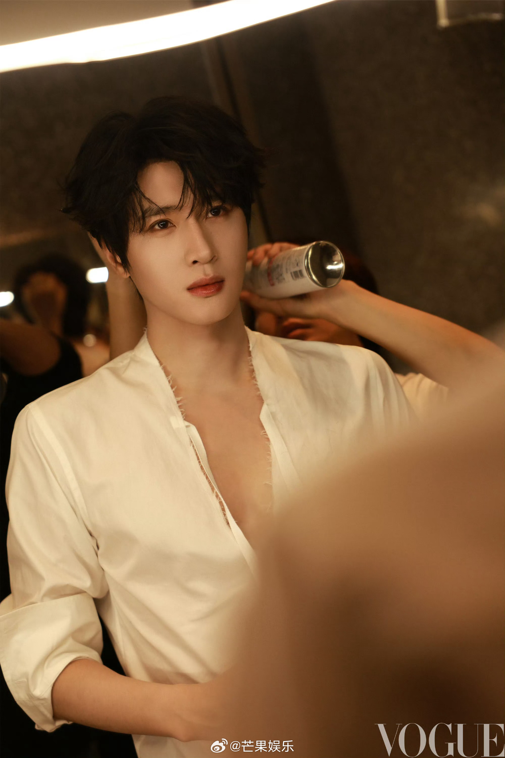 展轩Margiela马吉拉大秀看秀前出图白色深v衬衫，这胸肌也太蛊了吧