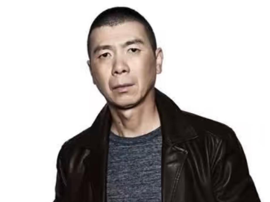 如何一句话评价冯小刚一句话评价冯小刚：他是中国商业电影的“贺岁教父”，也是现实主