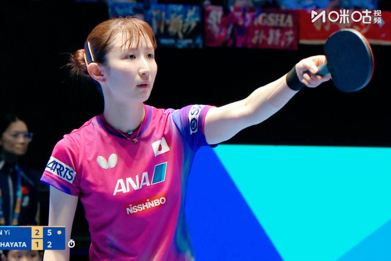 我去！这是多少闪光灯等着莎莎？

陈熠和早田希娜正在打球，
听到山呼海啸的呼声，