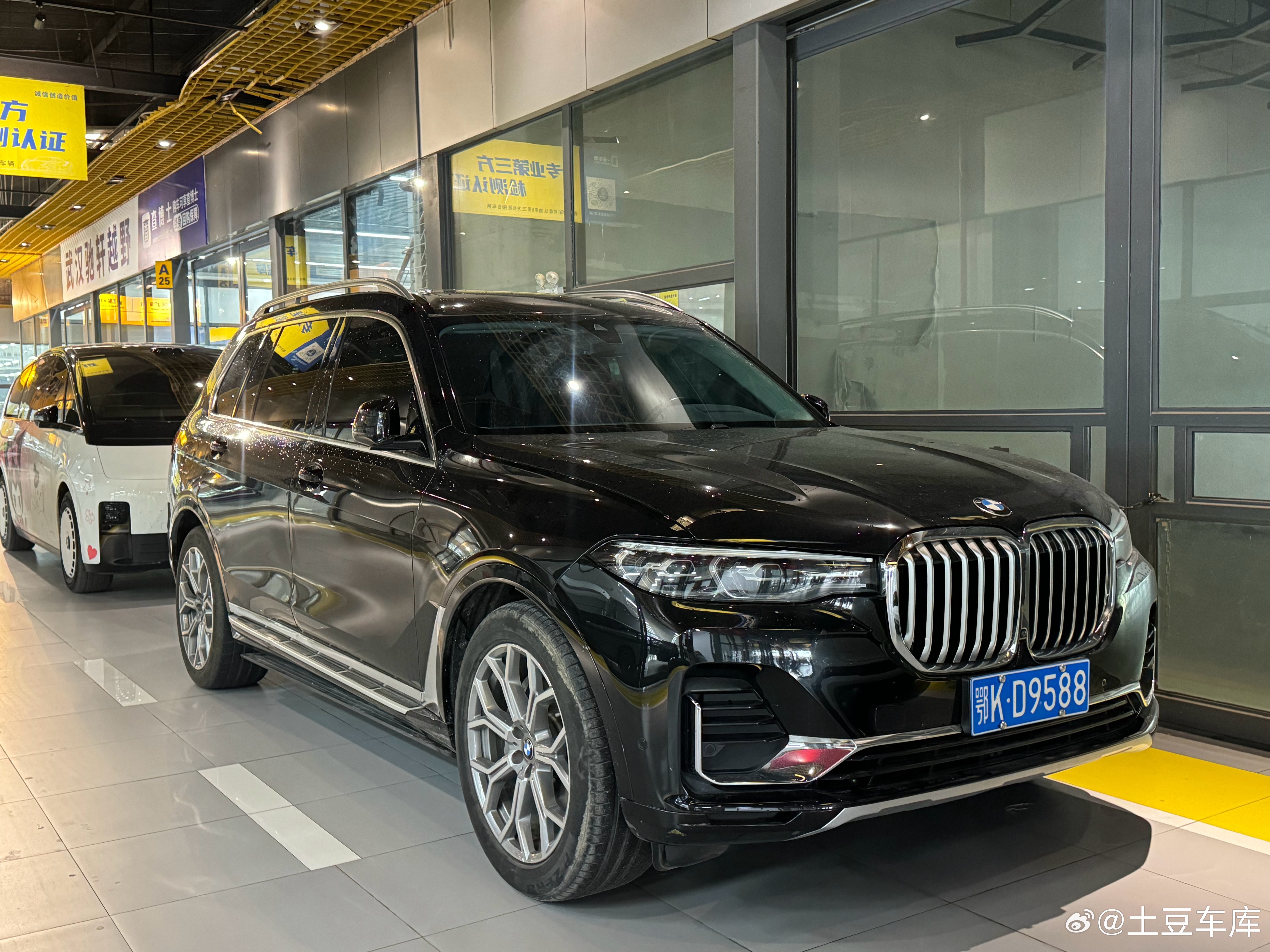 现在停车真不方便广场上停车位租出去了通道也被堵的满满每次出门 要倒出去 武汉·土