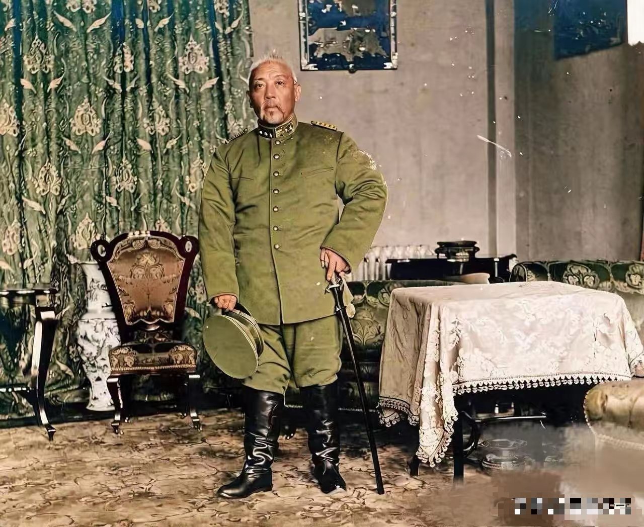 袁世凯的真实形象与其历史地位形成鲜明对比：女儿袁静雪描述他五短身材、走路摇摆如鸭
