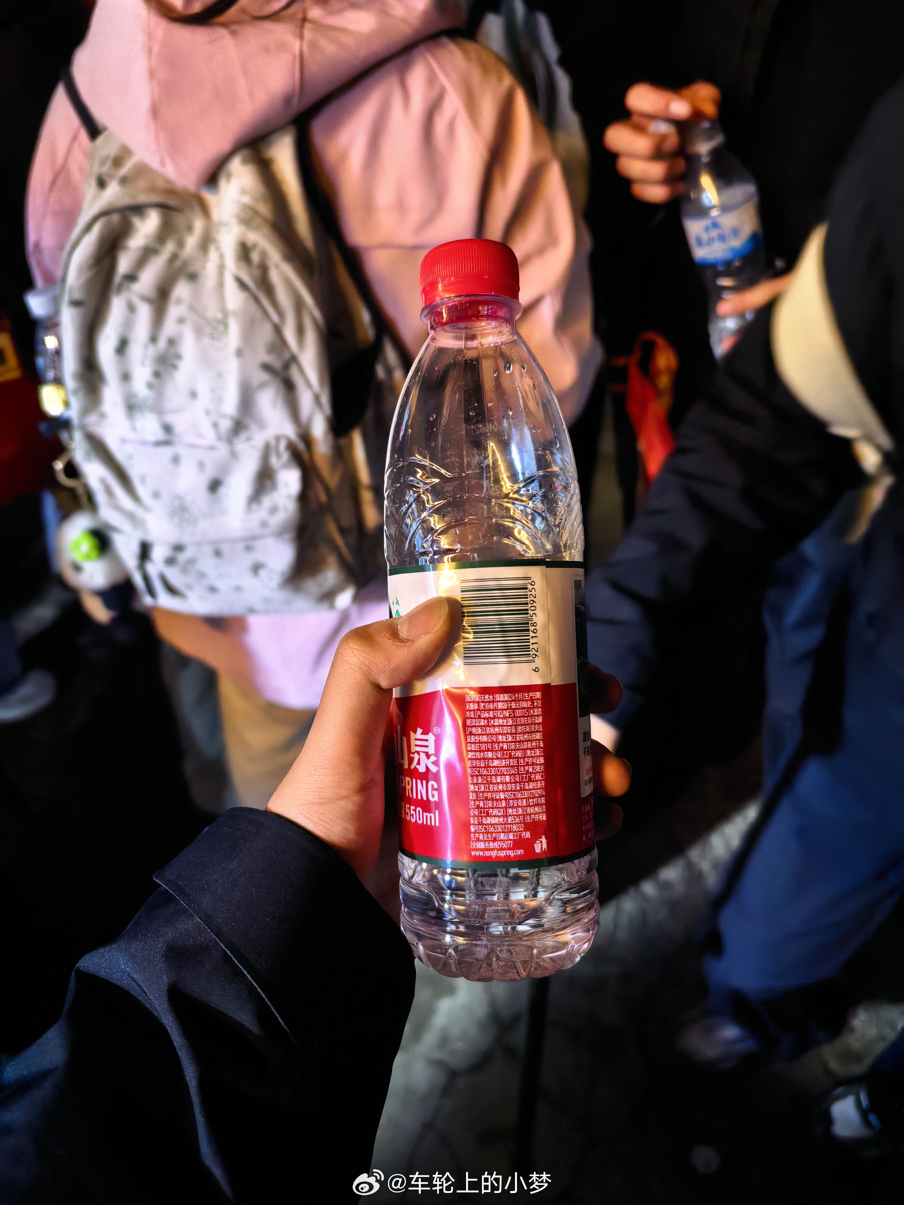 人太多了，喝口水压压惊。 泰安·升仙坊