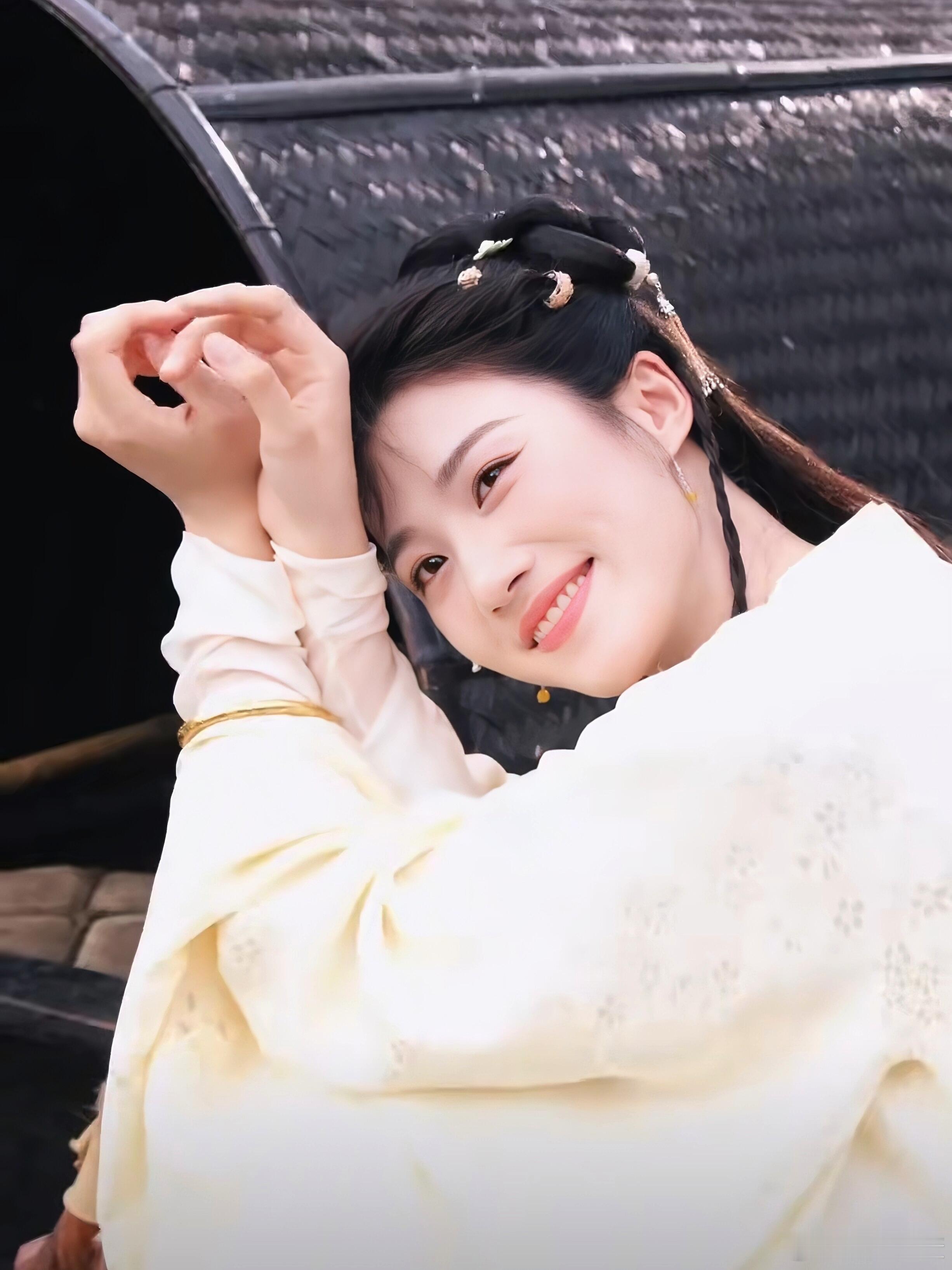 卢昱晓[超话]  有种家里揭不开锅的美感，盲猜是失忆之后的妆造头上几颗小珠子卢昱