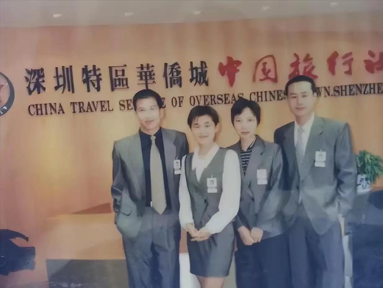 老照片，1998年张颂文还在旅行社当导游，之前他还卖过饮料、当过酒店服务员、还在
