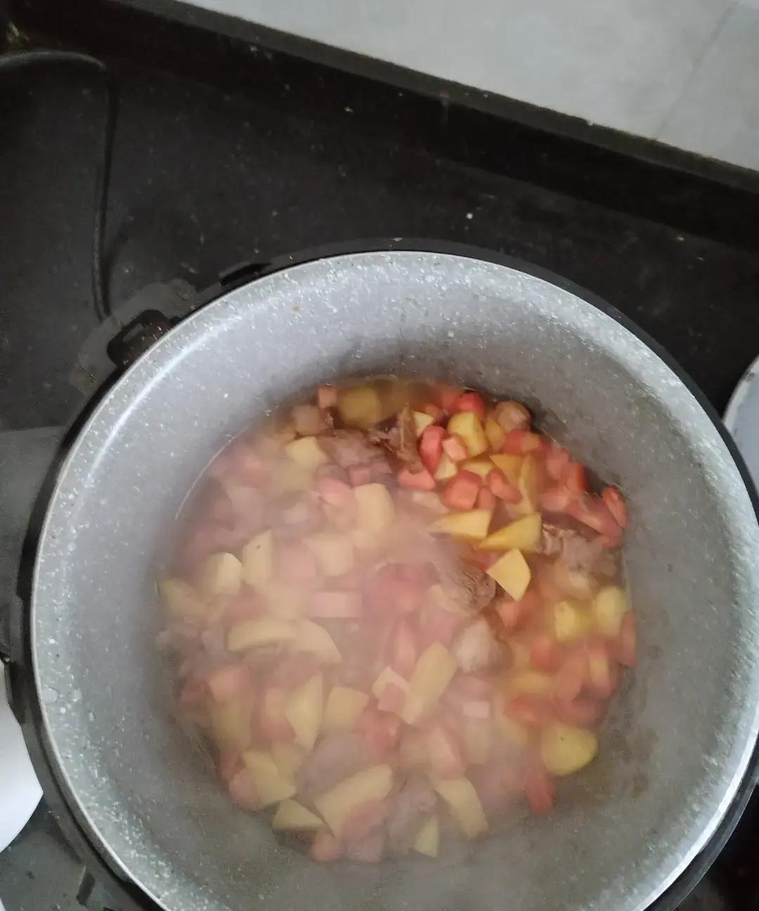 今天回家晚了，只能给萌萌和萌爸端出懒人饭配白菜汤。
萌萌扒拉两口就停筷子，萌爸嘴