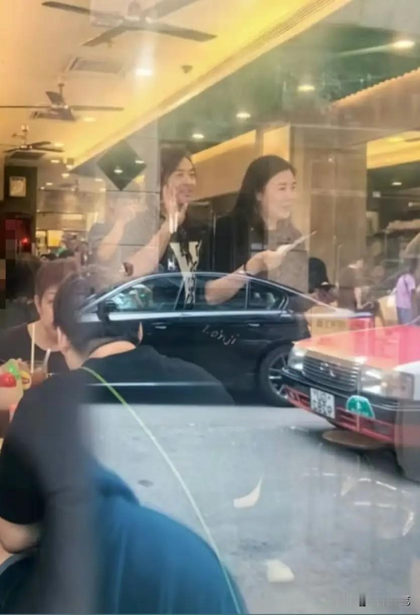 近日，有网友在香港街边面店偶遇郑伊健与蒙嘉慧。蒙嘉慧罕见出镜，身穿宽松黑衣，身形