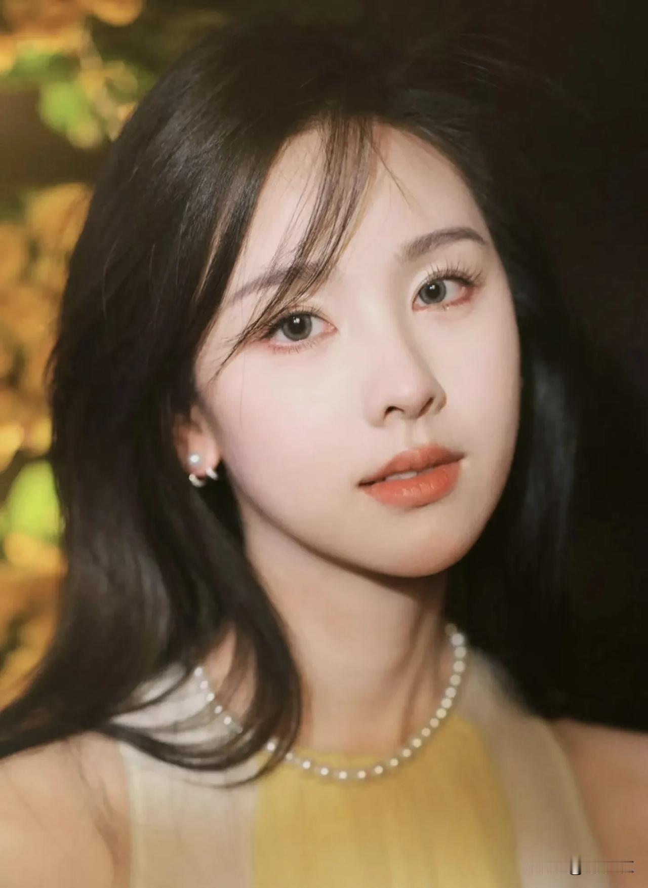 其实主要不是因为陈都灵成绩好才被夸，而是她符合大多数人对优秀人格的幻想。

成绩