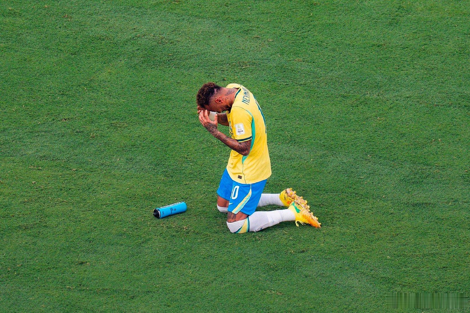 【内马尔称遭巴西公众不公对待，内马尔或退役】7月9日，《图片报》发文，报道了内马