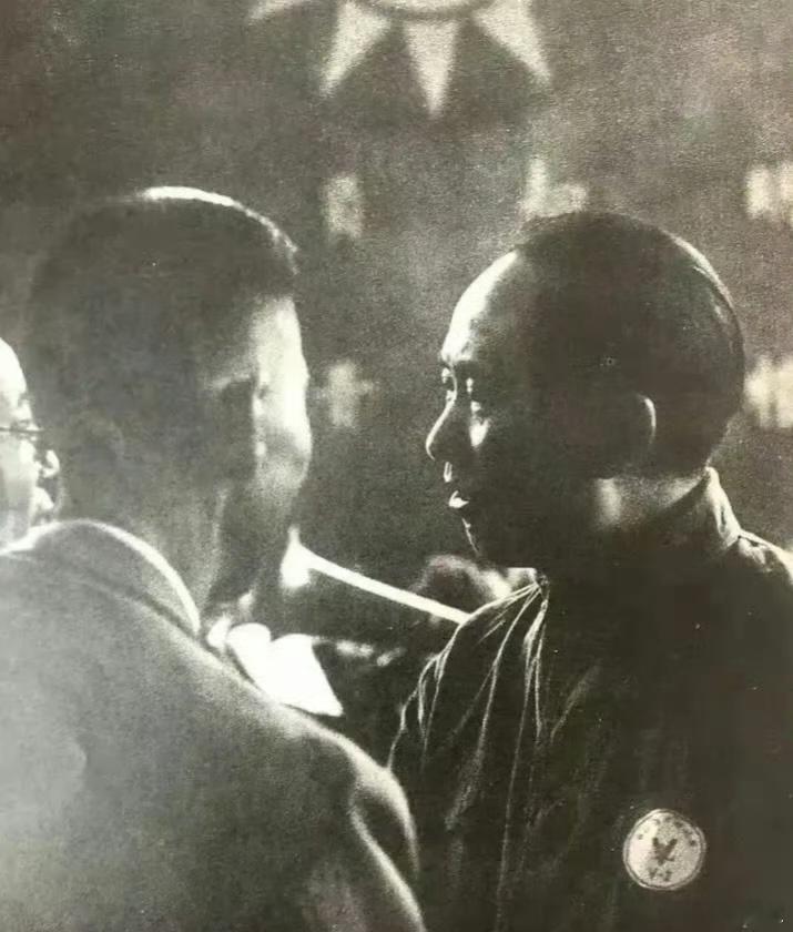 1945年，重庆。国共谈判期间，毛主席一张视角独特的老照片。
