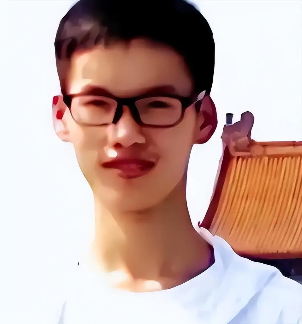 云南宣威一个男孩，名叫林万东，年仅十八岁却在烈日底下扛着水泥砖。谁能想到，一封来