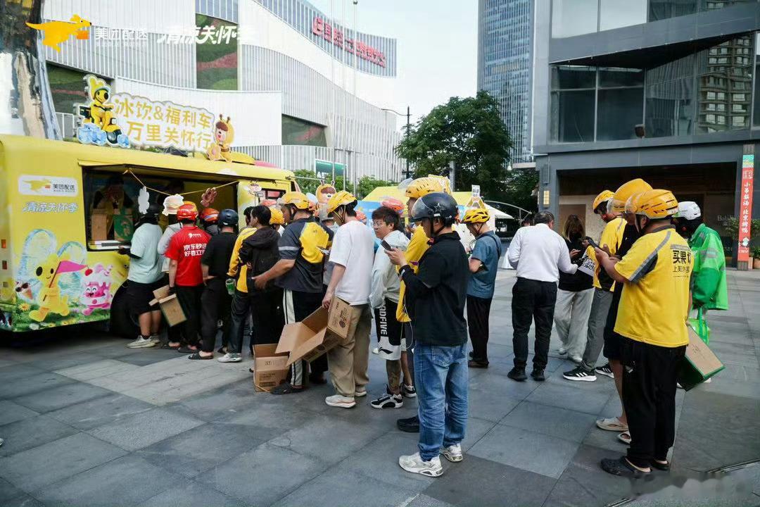 上海的成年人也需要儿童节 变身城市小蜜蜂！美团新款骑手工服颜值在线，搭配个性餐箱