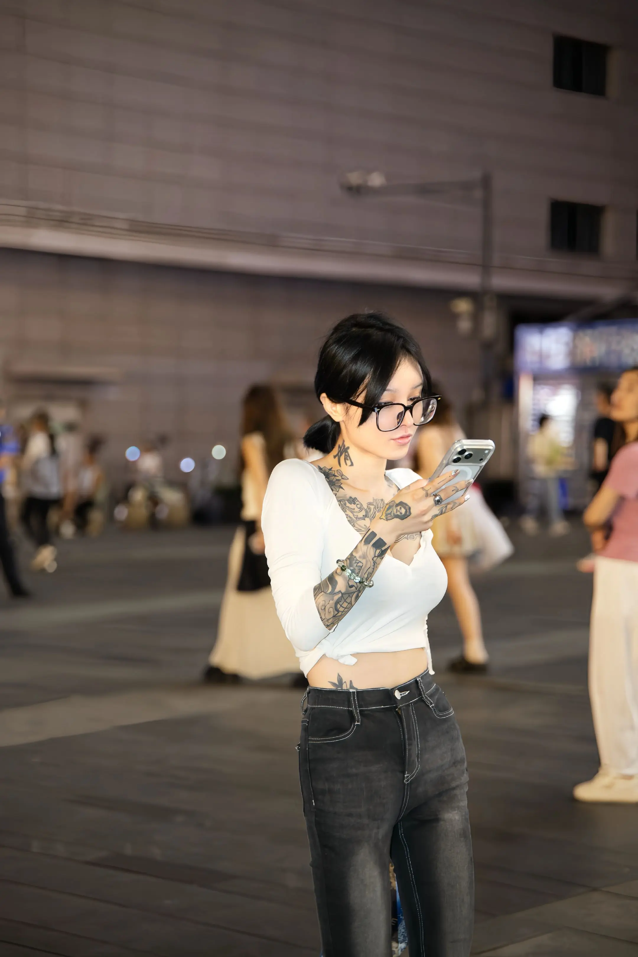 夜晚街头随性抓拍时刻。不用刻意摆好姿势，低头的瞬间刚好定格一份独有的清冷气质。