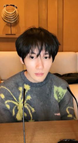 余宇涵吃播 今天看到余宇涵又来直播了！看他吃东西的时候，那种放松的感觉真的很舒服