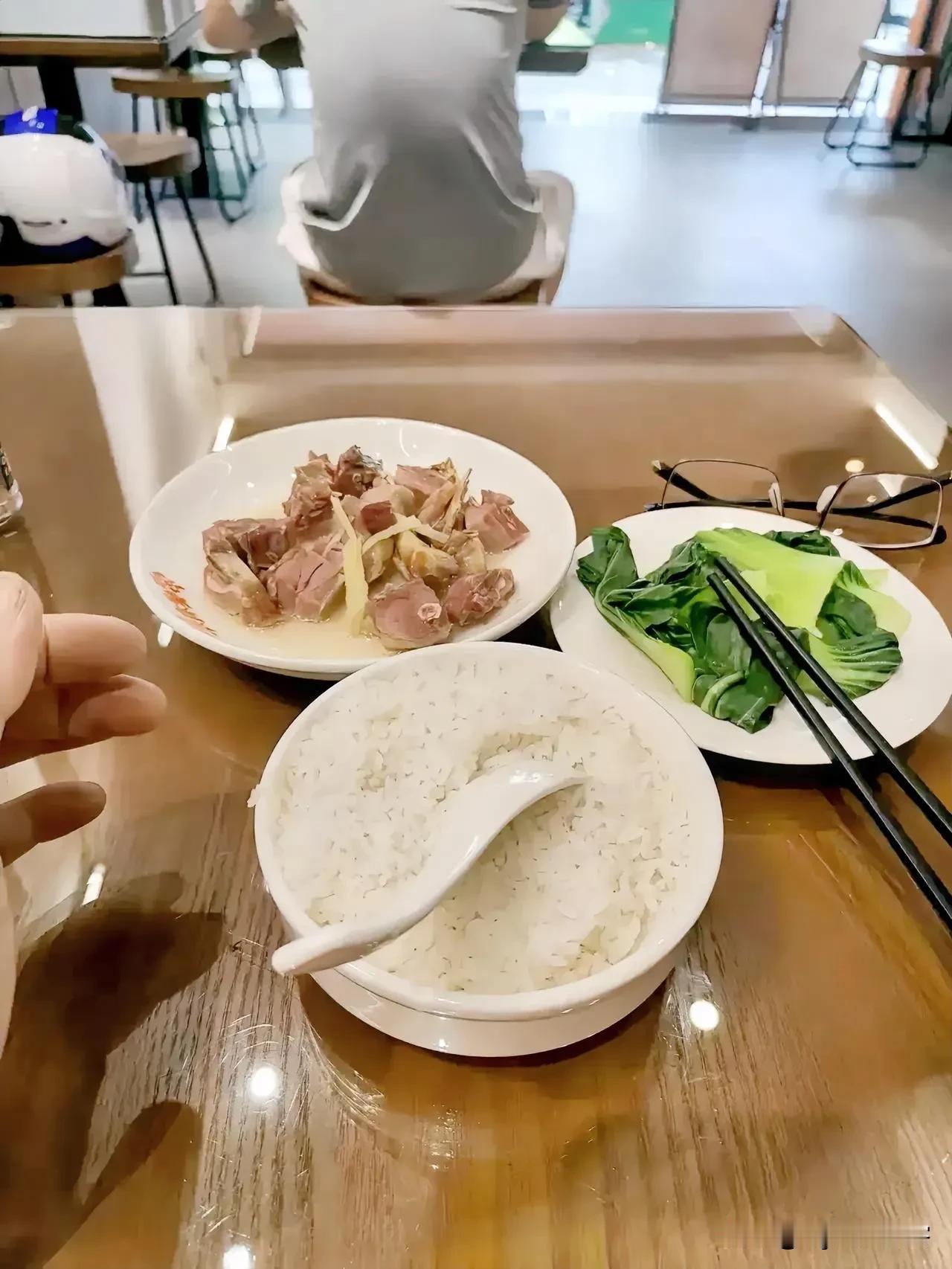 虎门火车站附近的一家快餐店用餐，经历了一次不太愉快的消费体验。这家快餐店采用了一