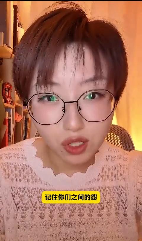 张一鸣当年被腾讯围剿，也没见他天天发牢骚。
盯着对手的软肋下死手，这不叫商战，这