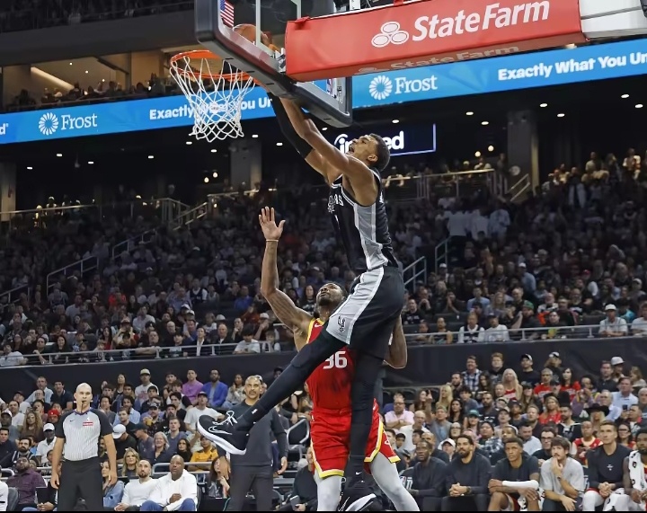10月24日讯 NBA常规赛继续进行，马刺主场110-114输给火箭。马刺开局接