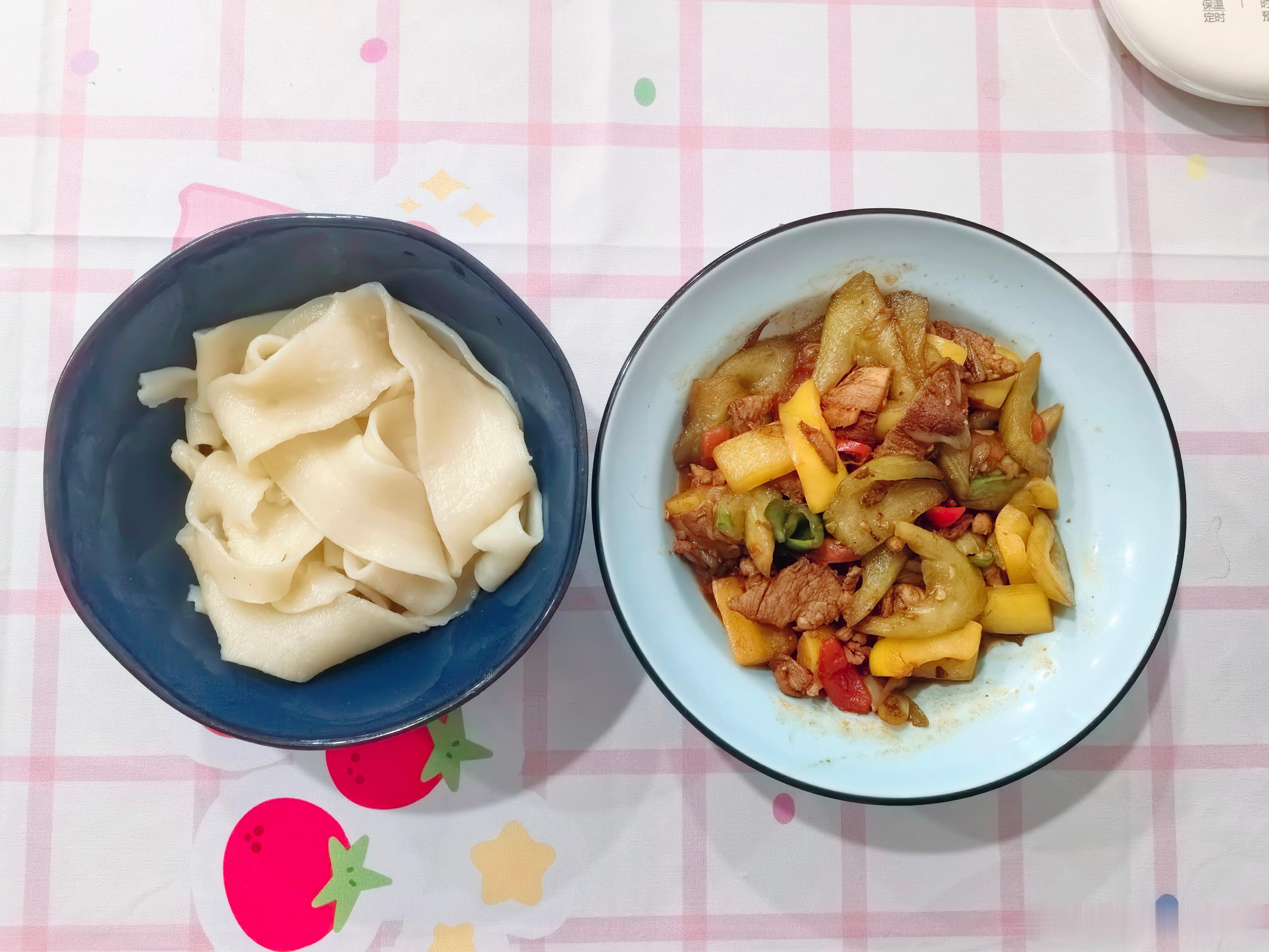 今日午餐 今天做的是拌面，这个大杂烩菜看着不咋地味道巨香😋，吃饱喝足睡觉💤。