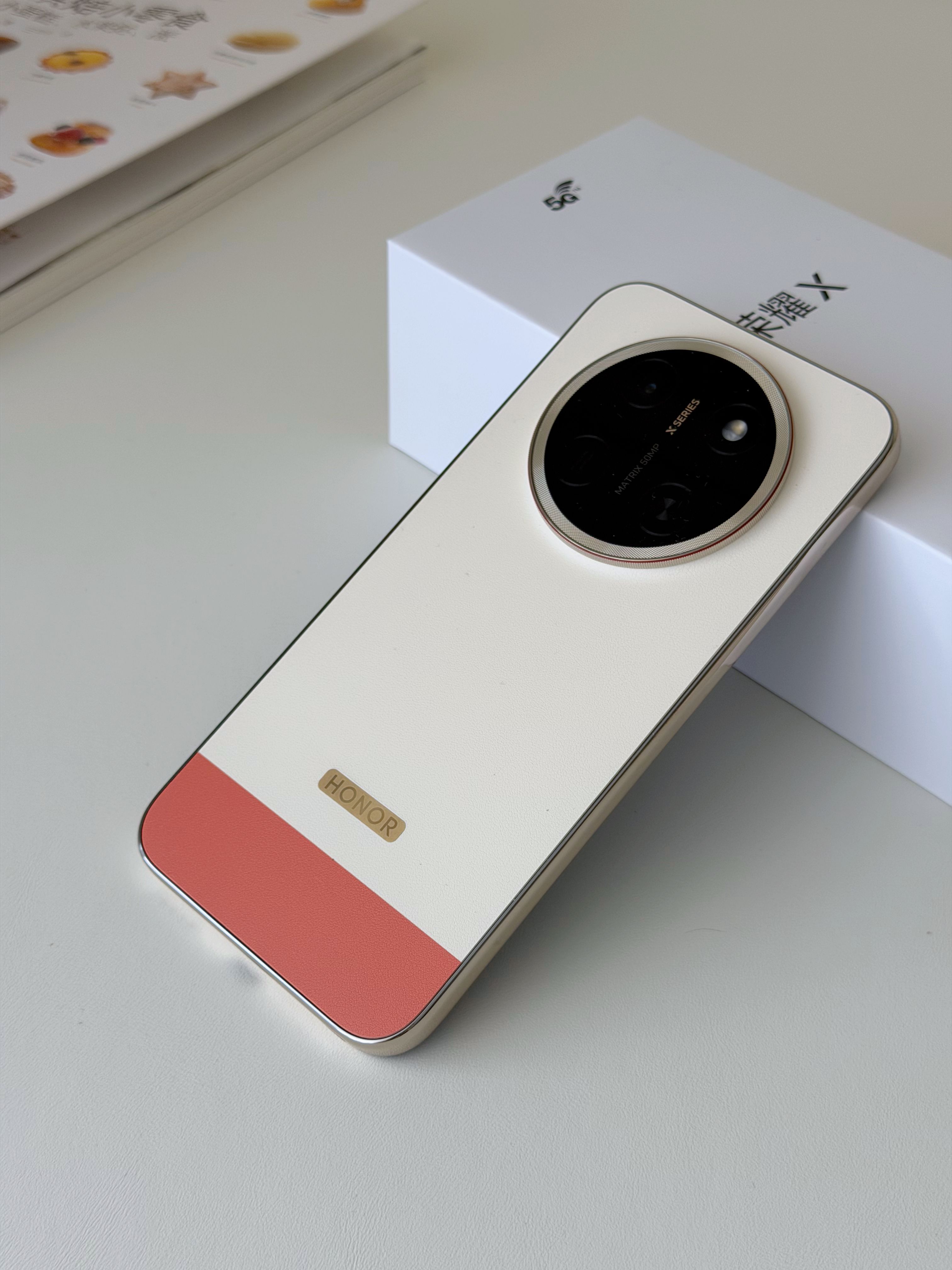 荣耀X80 Pro Max虽比充电宝轻但抗造不仅耐摔进一步升级，还出厂自带钢化膜