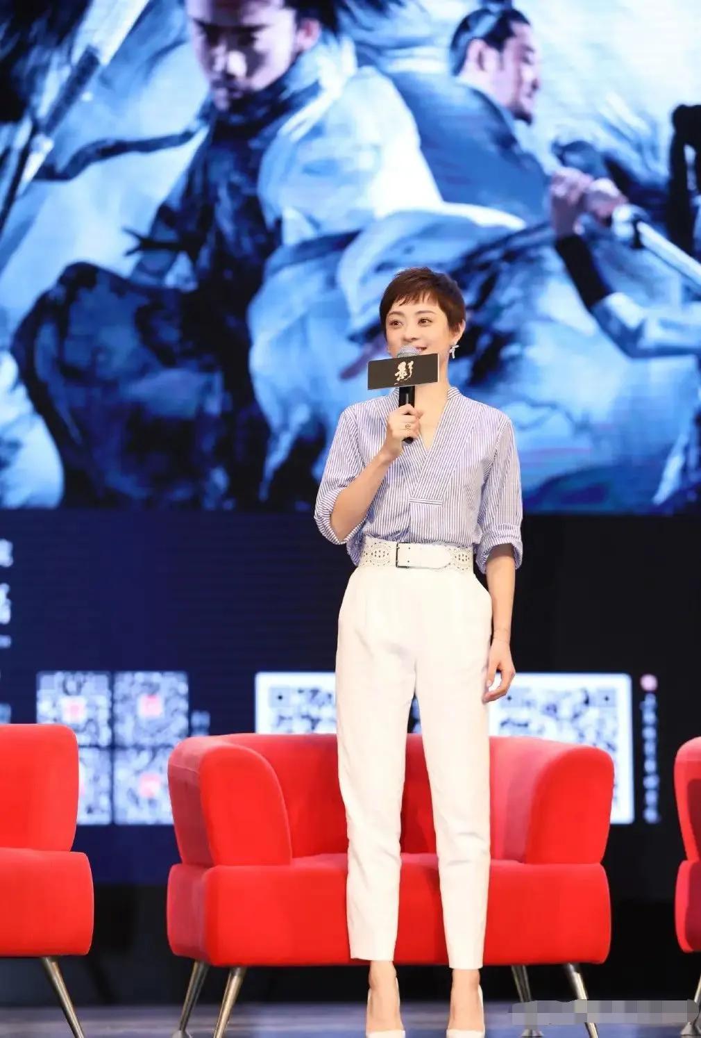 孙俪怎么看都很“养眼”，穿条纹衬衫配白裤，显瘦又时髦，再一次彰显她利落短发下的干