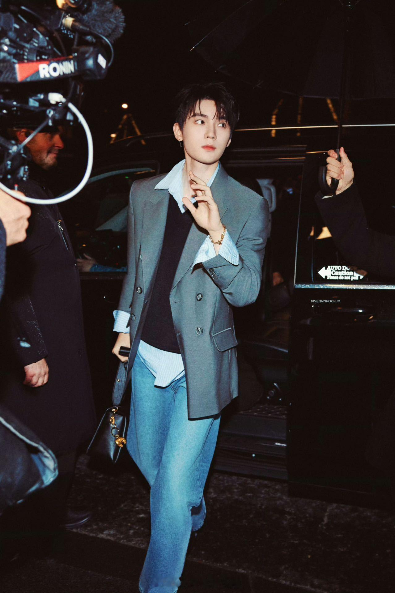 周翊然夫胜宽同框 谁懂慢镜头里周翊然的杀伤力！定格的瞬间，直接锁定全场焦点 