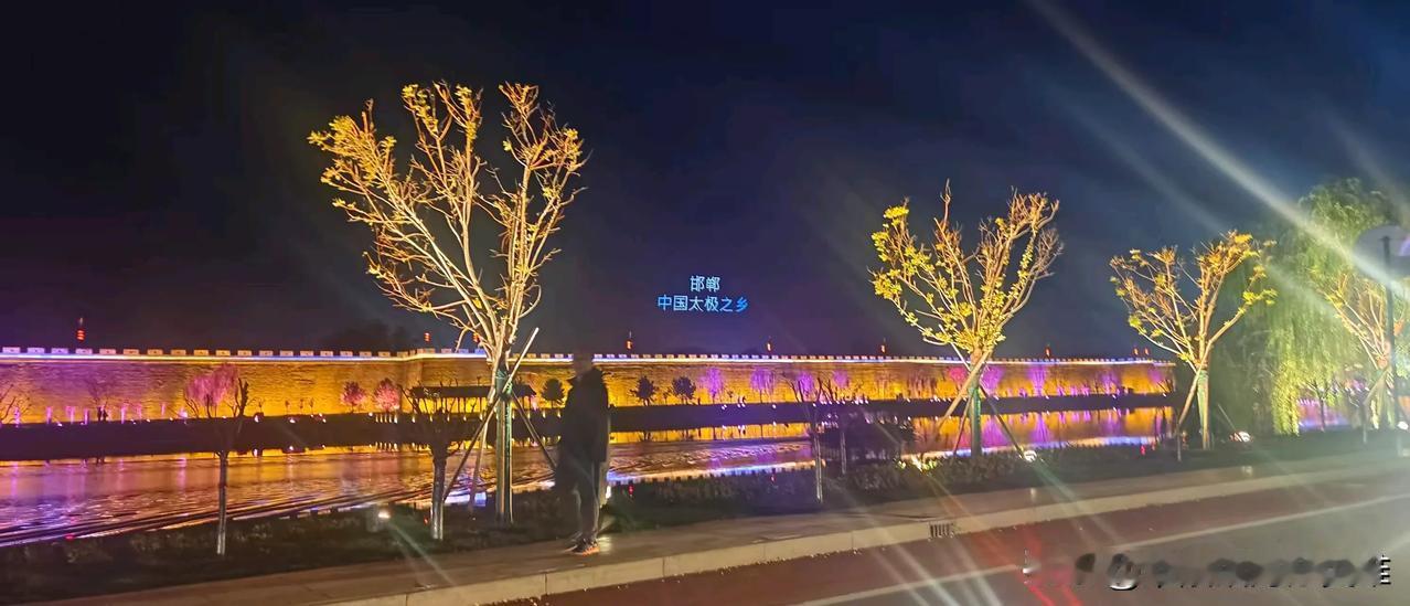 有人在评论里骂你，你还会看评论吗看的。有一句话说得好:正因为有人在背后突然将你推
