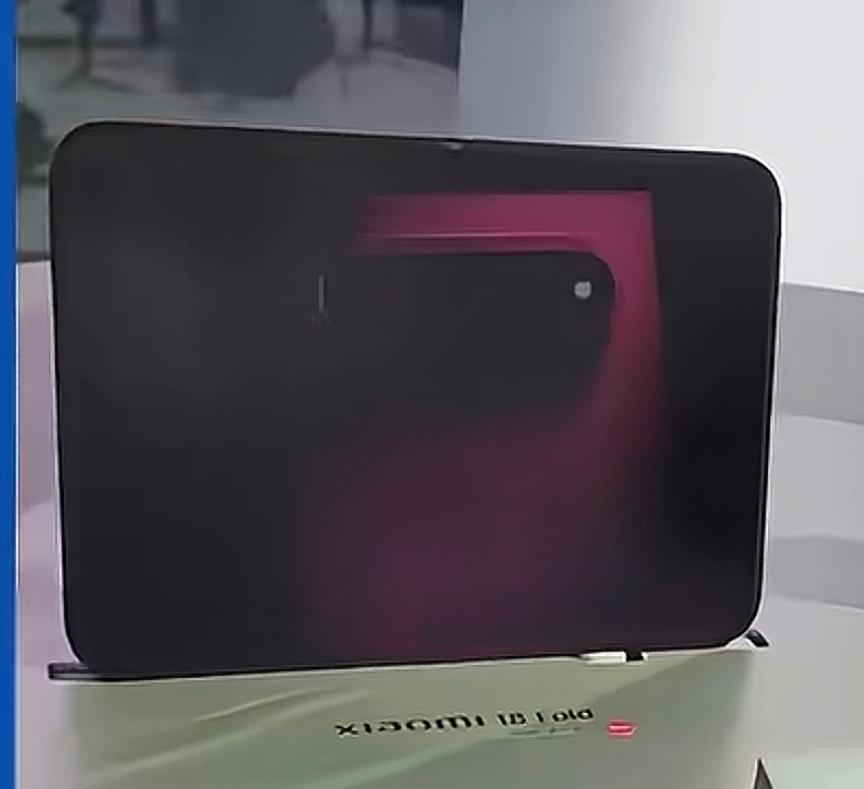 小米18fold中折叠手机实际上可以分成一款手机和一款平板，折叠后就是一款大尺寸