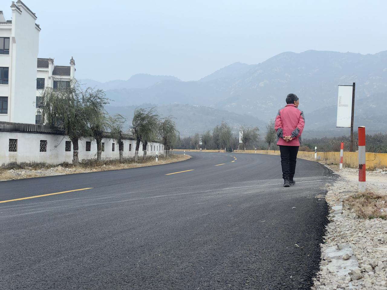9月9在九门口
今天是农历九月初九，重阳节。晨光透过薄雾，我与母亲慢慢向山上走。