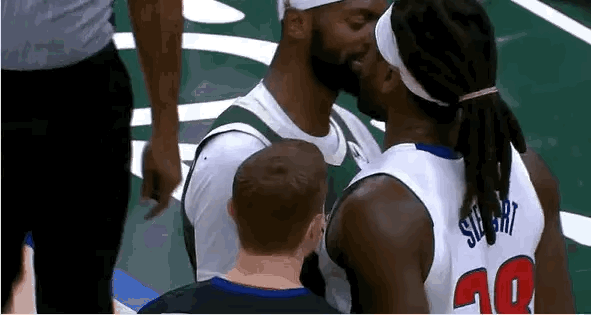 又见冲突！！
波蒂斯比詹姆斯强太多了，斯图尔特亮拳头都没吓退波蒂斯。
要知道当年