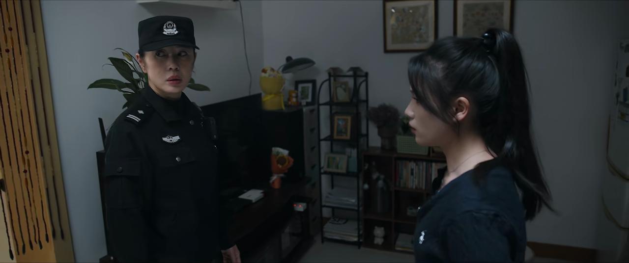 《藏锋》里面那位独居女孩的警惕性真的高啊！

她出差几天，一回到家里，就发现家里
