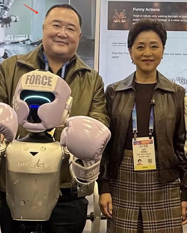 著名主持人杨澜和老公吴征现身美国出席活动，夫妻二人配合默契，很是恩爱！吴征两鬓斑