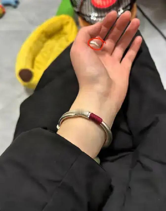 68克银镯飙到1900元！
 
去年还能买仨，今年只够一只。柜台小姐姐把价签翻过