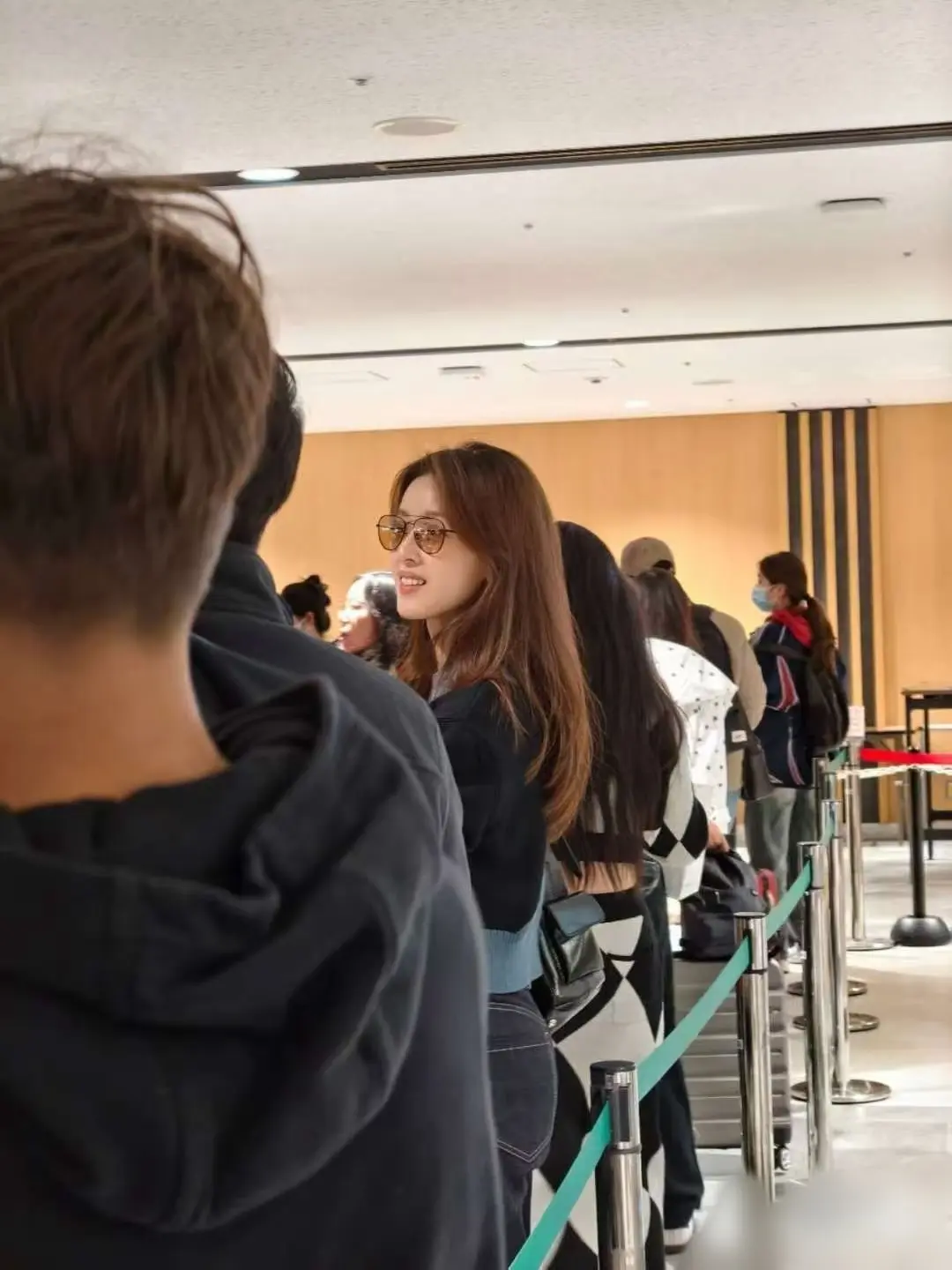 章泽天在日本机场被偶遇，真人好美。章泽天现身日本机场，跟朋友聊天笑容满...