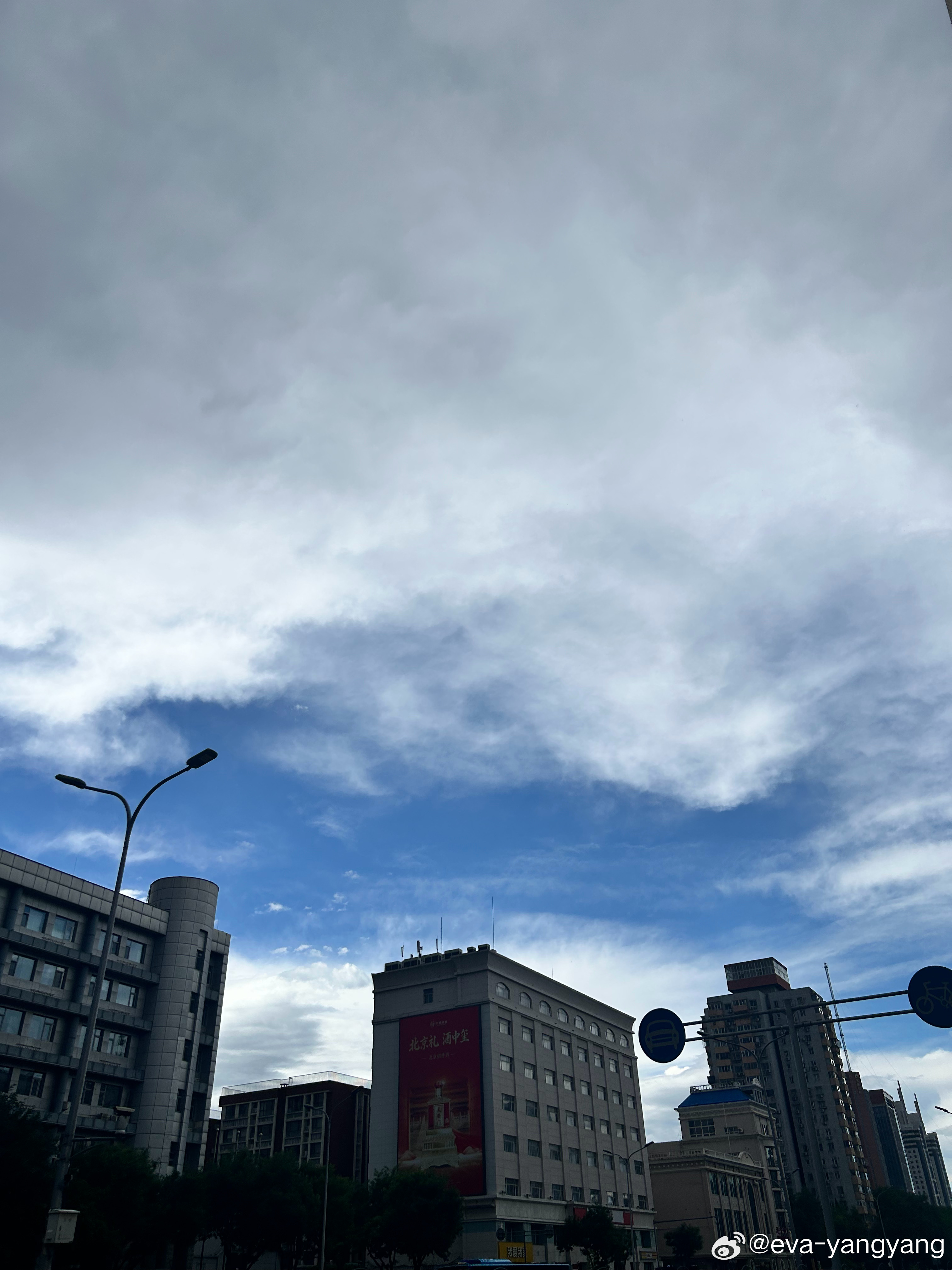 一边是晴天☀️一边是阴天🌫️ 