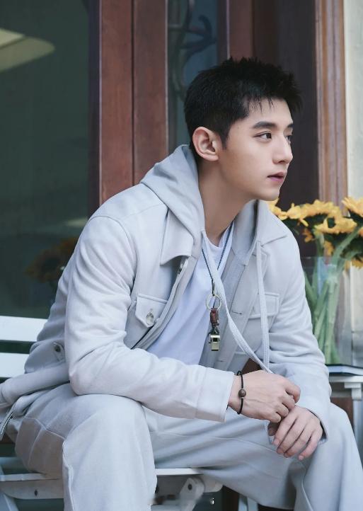 真正的改变从不喧嚣，而源于内心的静默确认。当外界光影流转，身份被不断解构与重塑，