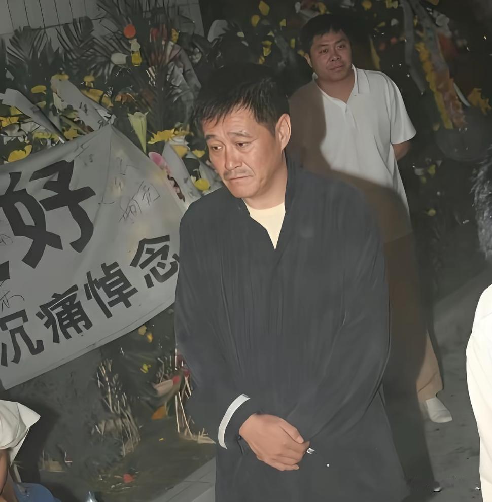 这张2005年的罕见留影，定格了“小品女王”高秀敏葬礼上令人心碎的一幕。她的老搭