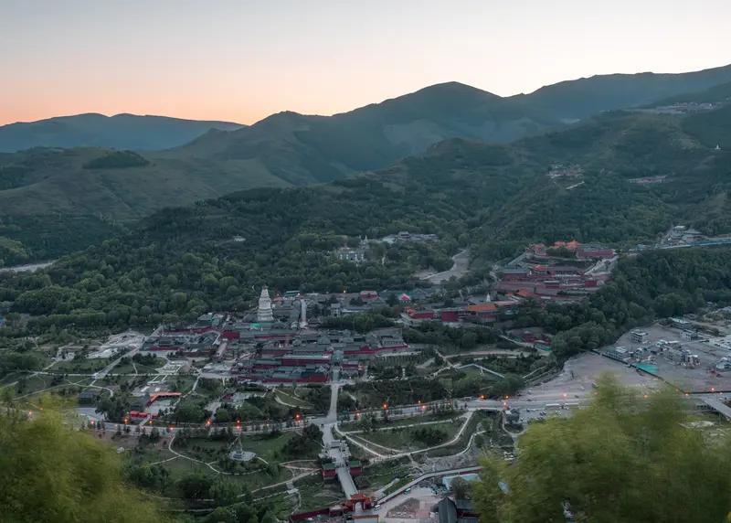现在的年轻人可以，每到放假，专业的徒步大军就出发了，爬五台山，装备齐全，结对而行