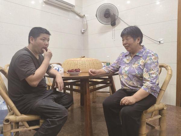 28年暖心守护点亮宁波亲情底色宁波余姚64岁的钱月妹，用一句承诺坚守28年。12