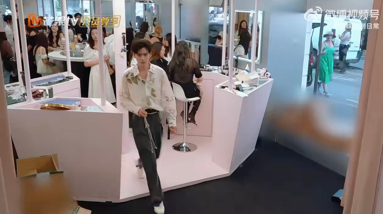 有毕雯珺在稳稳的安心毕雯珺就是合伙人里的“定心丸”吧！总主动去仓库拿产品，谁需要