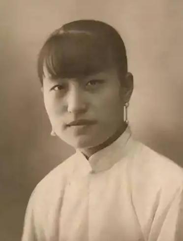 回顾时光老照片不知道真人长的如何，单看照片图一肯定要输给图二的！