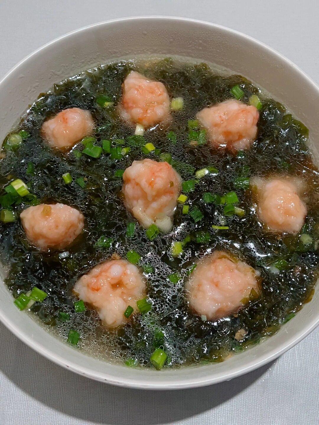 上班很辛苦做饭不含糊！今做紫菜虾滑汤~