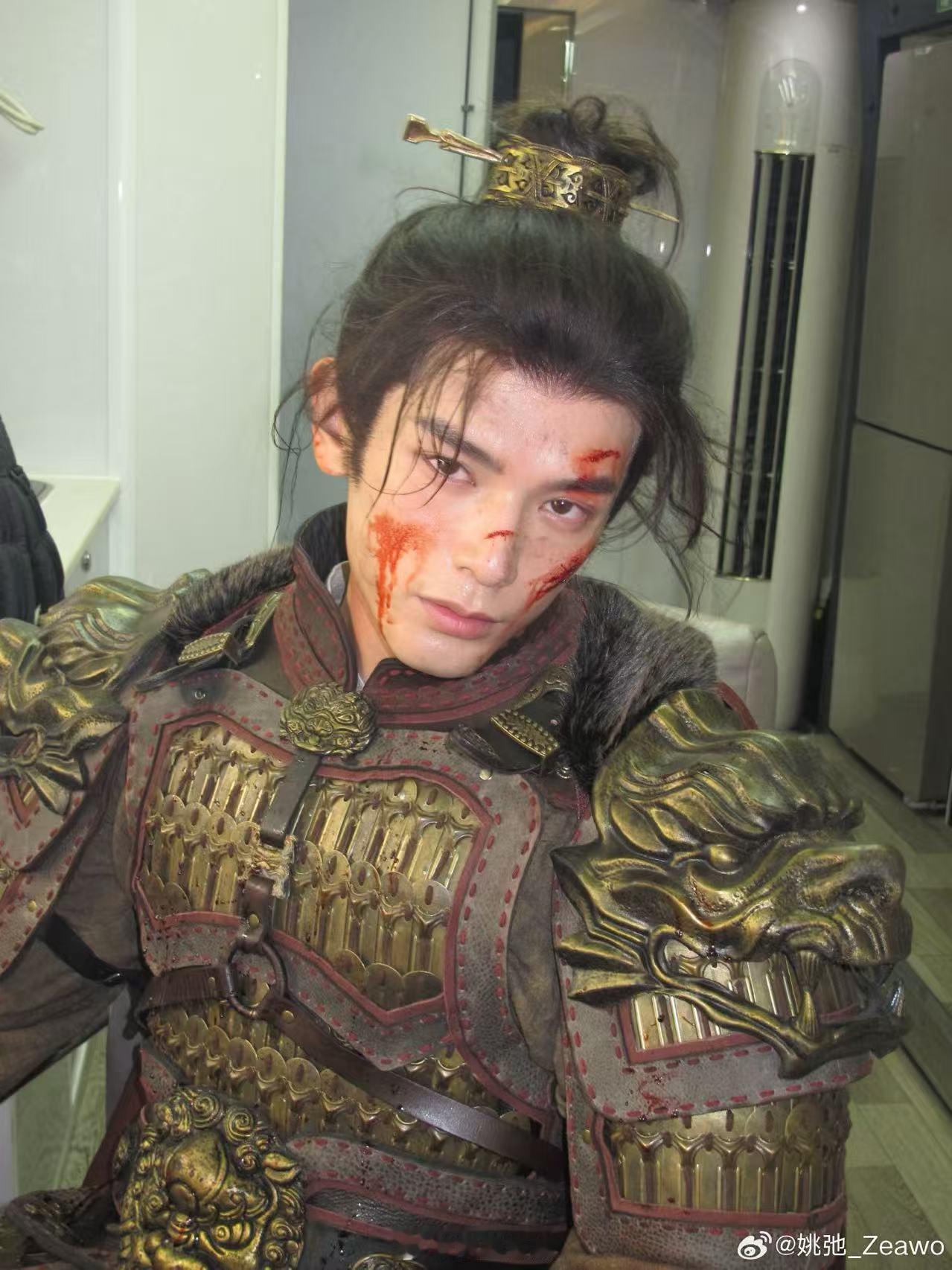 姚弛大漠将军野性张力姚弛胸肌 武将戏最怕“端着”，姚弛反而有种松弛的狠劲，这反差