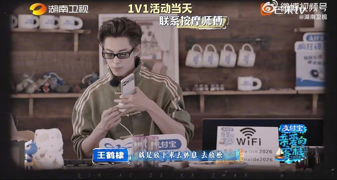 王鹤棣给员工安排了全身按摩暖心主理人王鹤棣上线！记挂着大家的辛苦，特意安排全身按