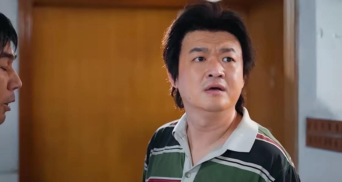 被除名的导演，提前上线的救场，一场沉默的告别。
包贝尔这事挺有意思的。狗仔拍到他