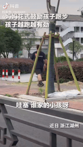笑不活了！浙江湖州，一妈妈花式鼓励孩子跑步，把孩子夸得越跑越快，越跑越有劲，果然
