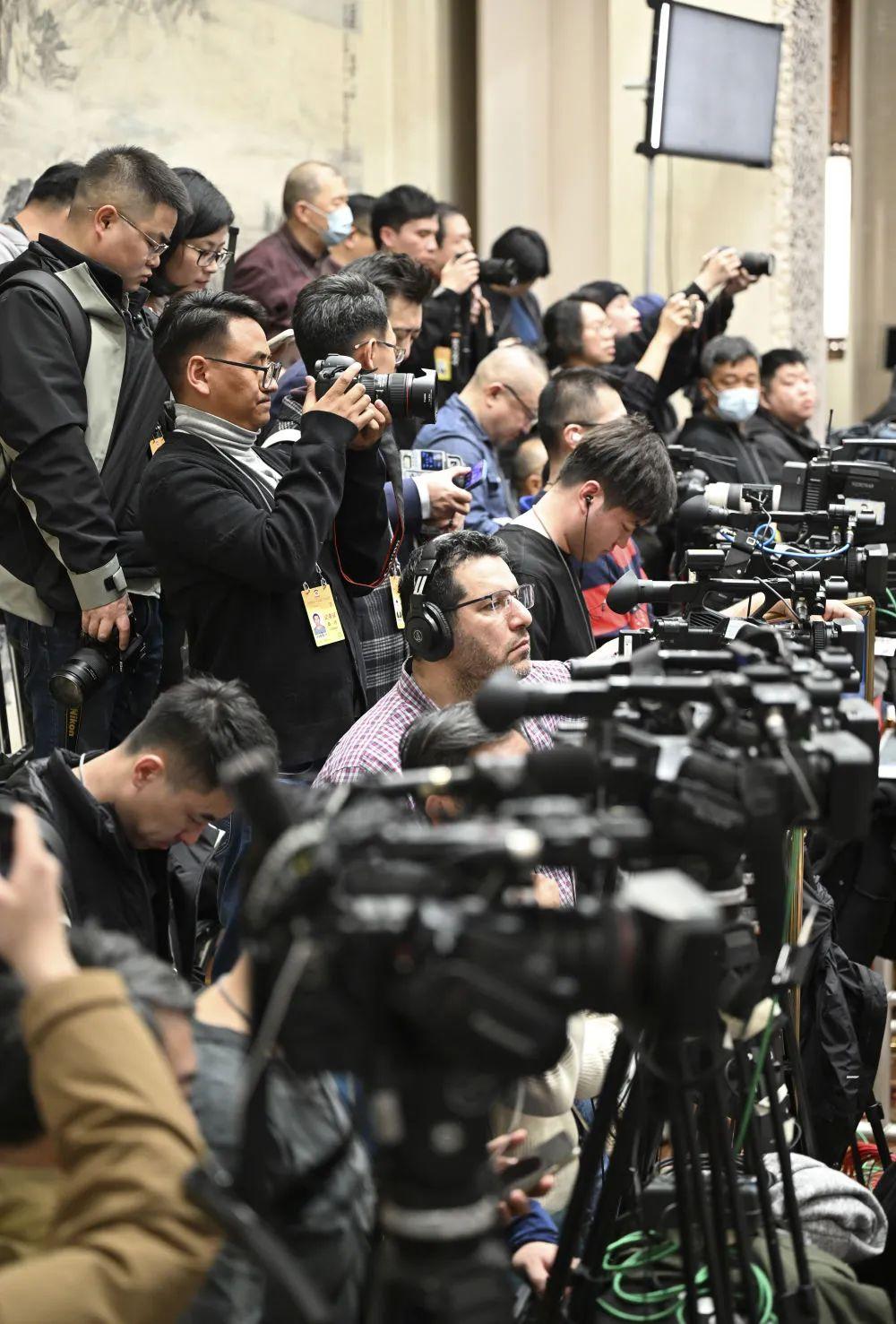 十分认同且赞同孔记者观点！
外国记者来华采访，中文都不懂，还需专人翻译，这既不尊