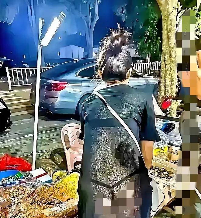 离谱！
夜市摊主穿透视装引热议，
骂声和挺声吵得比烤串烟火还热闹！

有人嫌辣眼