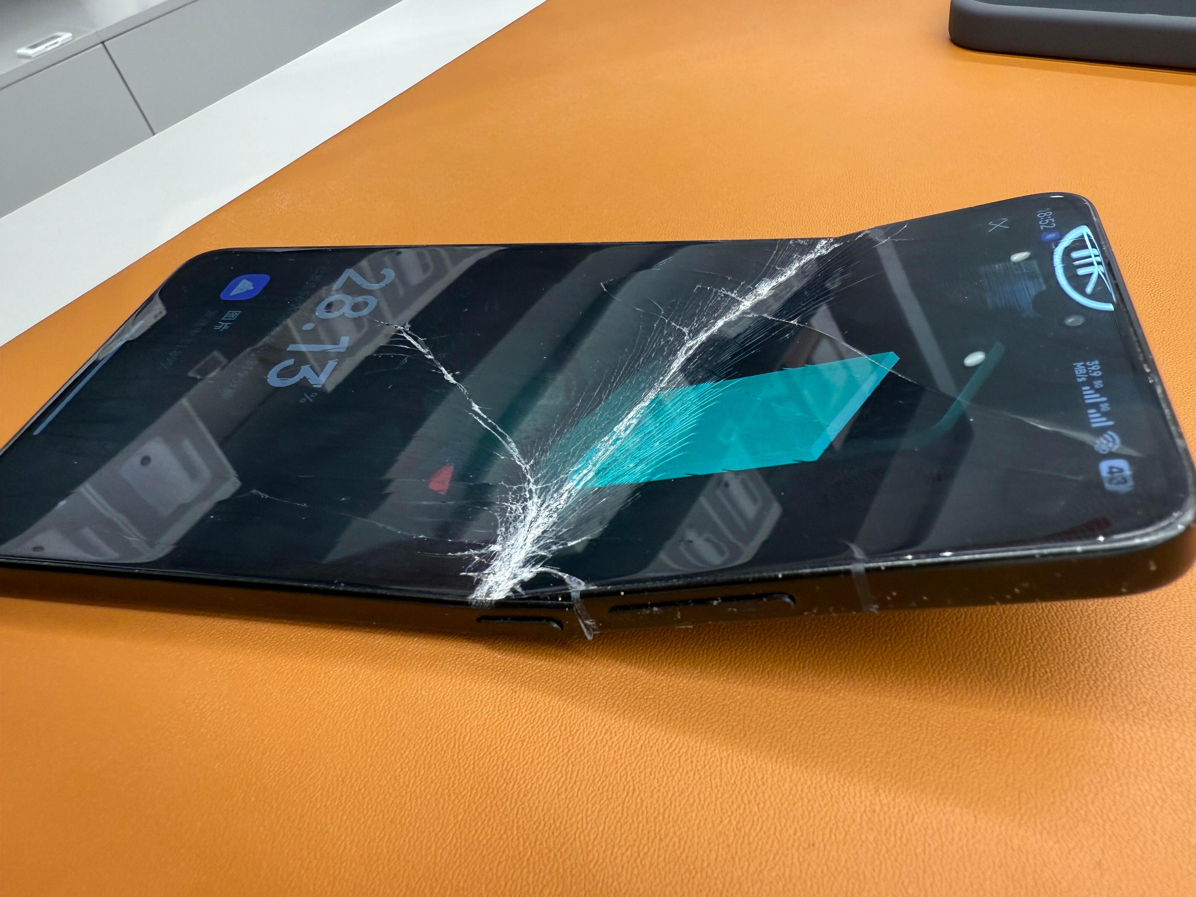 红米 K70至尊是真抗摔，这样了还能用 ​​​