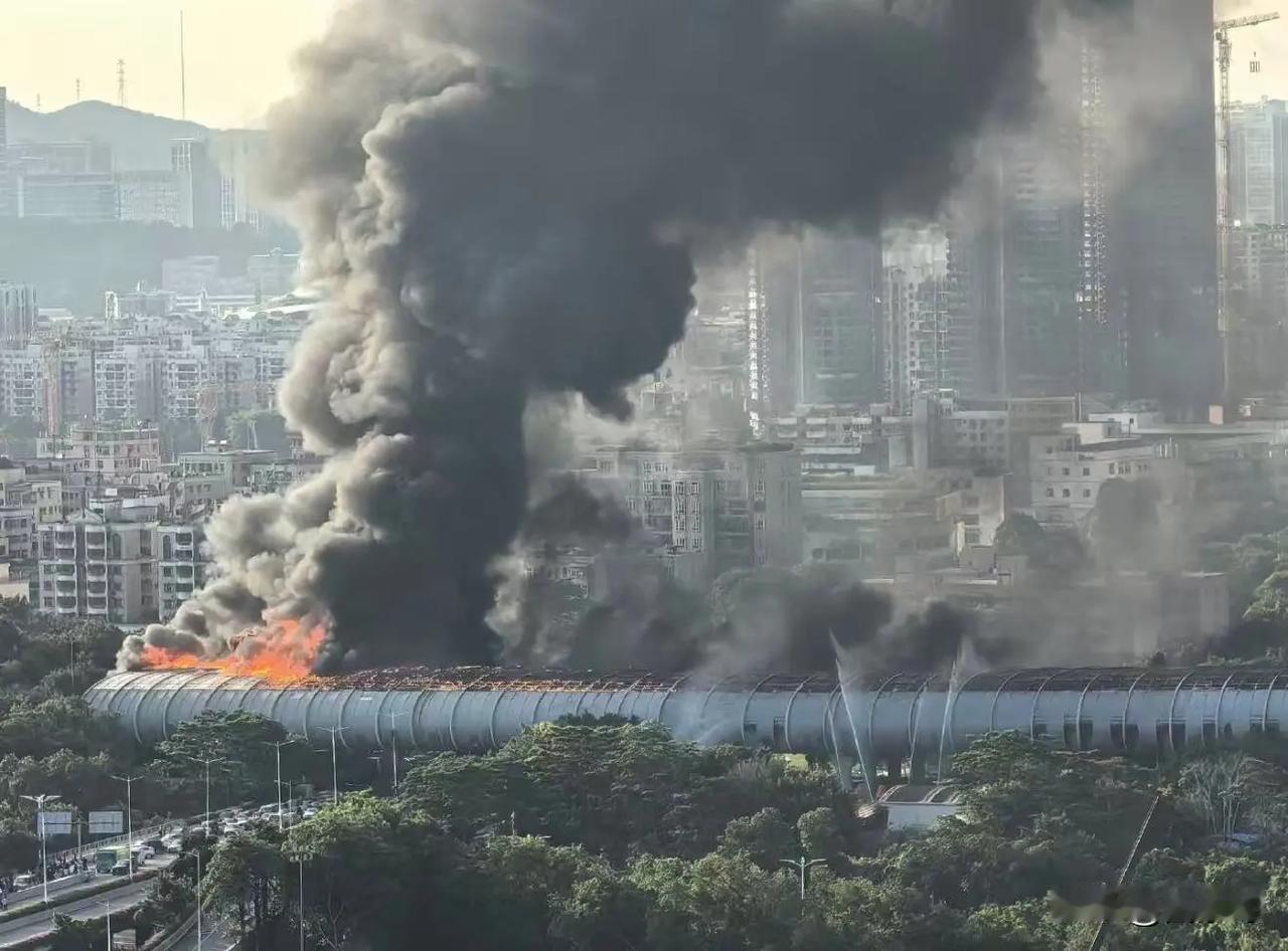 5月27日下午，深圳南坪快速路沙河西路段发生火灾，起因是三辆车相撞后，其中一辆车